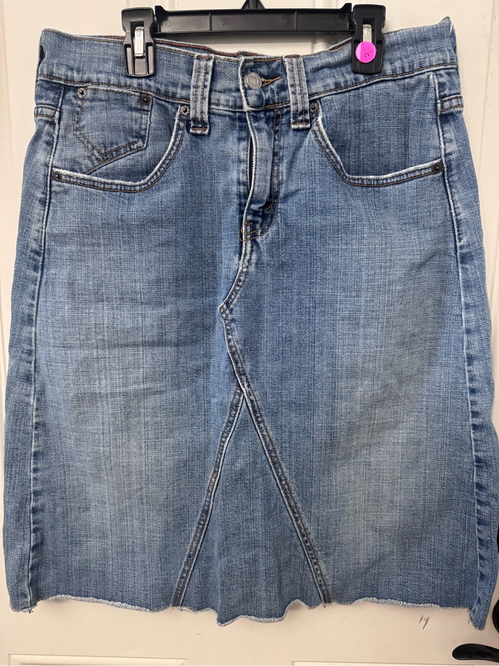 Women’s Levi’s Denim Skirt With Raw Hem Front Seam Detail size 10 - Picture 2 of 8